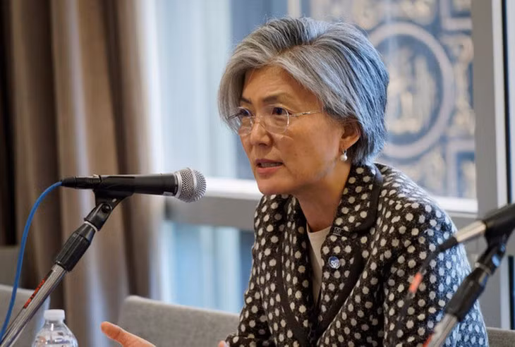 Bộ trưởng Ngoại giao Hàn Quốc Kang Kyung Wha sinh ngày 7/4/1955 tại Seoul, Hàn Quốc. Bà tốt nghiệp cử nhân ngành Khoa học Chính trị và Ngoại giao của trường Đại học Yonsei. Ảnh: KP.