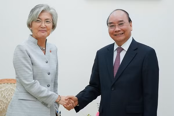 Chiều 17/9, tại Trụ sở Chính phủ, Thủ tướng Nguyễn Xuân Phúc đã tiếp Ngoại trưởng Hàn Quốc Kang Kyung Wha đang thăm chính thức Việt Nam từ ngày 17-18/9. Thay mặt Chính phủ và nhân dân Việt Nam, Thủ tướng Nguyễn Xuân Phúc hoan nghênh và đánh giá cao chuyến thăm của Bộ trưởng Kang Kyung Wha có ý nghĩa quan trọng trong việc tăng cường quan hệ hai nước. Ảnh: Ảnh: VGP/Quang Hiếu.