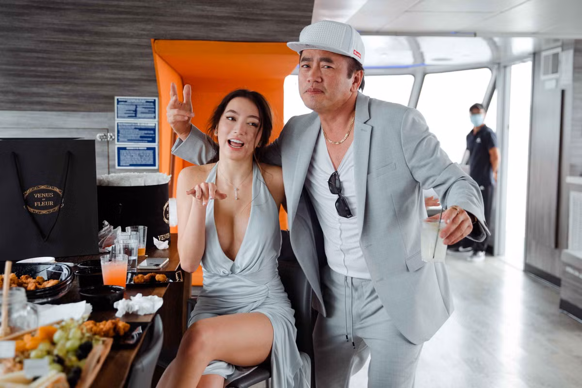 Đối với bố ruột của Bella, Thanh Hà luôn dành những lời tốt đẹp để nói về anh. Nữ danh ca chia sẻ dù cả hai thất bại trong chuyện hôn nhân nhưng vẫn là những người thân thiết của nhau, không chỉ vì có chung con gái Bella. Trong suy nghĩ của Thanh Hà, bố Bella luôn là một người anh thân thiết, có ảnh hưởng nhiều đến suy nghĩ về sau này của chị, và khi chị cần những lời khuyên, anh luôn sẵn sàng lắng nghe và giúp đỡ.