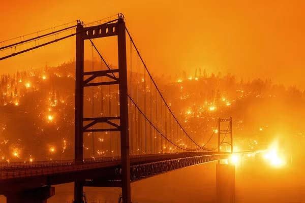 Các vụ cháy rừng ở bang California vẫn chưa được dập tắt trong suốt 3 tuần qua. Ngọn lửa dữ dội tiếp tục lan rộng với tốc độ 40 km trong một ngày. Lửa tạo ra làn khói dày đặc bao trùm nhiều khu dân cư. Ảnh: AP.
