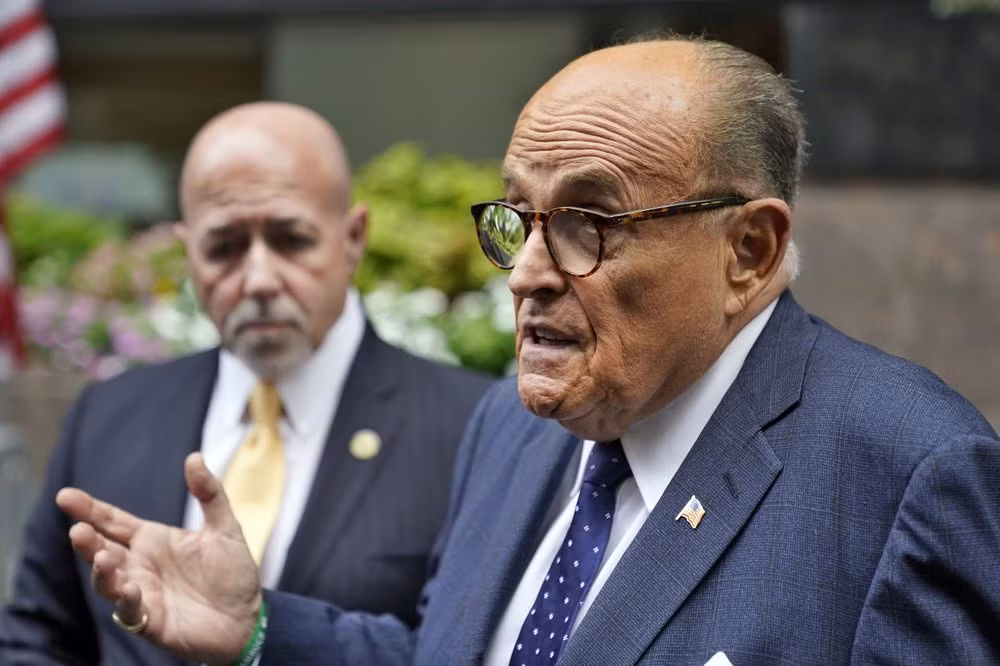 Cựu thị trưởng New York Rudy Giuliani (bên phải) và cựu cảnh sát trưởng New York Bernard Kerik. Hai người giữ những vị trí này khi xảy ra sự kiện 11/9.