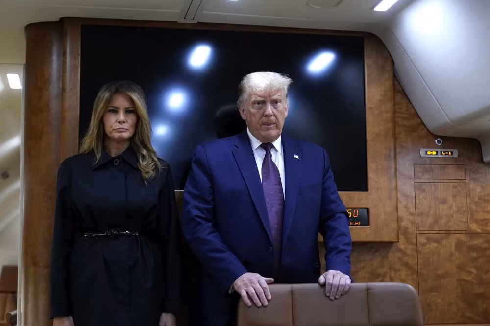 Tổng thống Donald Trump và phu nhân Melania dành một phút mặc niệm các nạn nhân sau khi hạ cánh xuống sân bay Johnstown, Pennsylvania, để có bài phát biểu tại đài tưởng niệm Chuyến bay số 93. Ông Biden cũng sẽ có mặt ở Pennsylvania vào buổi chiều. Bang này được coi là "chiến địa quan trọng" cho cuộc đua vào Nhà Trắng sắp tới. Hồi năm 2016, ông Trump giành chiến thắng ở Pennsylvania với tỷ lệ ủng hộ chỉ nhỉnh hơn chưa đầy 1% so với đối thủ Hillary Clinton.