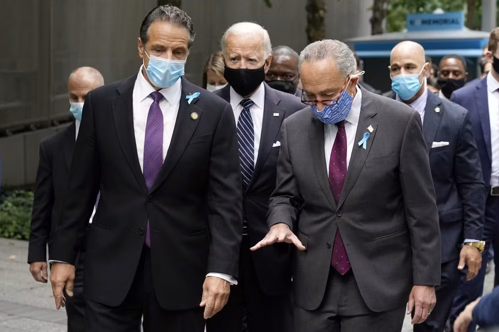 Thống đốc Andrew Cuomo cùng Thượng nghị sĩ bang New York Chuck Schumer và ứng viên tổng thống đảng Dân chủ Joe Biden tại Đài tưởng niệm Quốc gia 11/9 ở New York. Địa điểm này có truyền thống không cho các chính trị gia phát biểu, mặc dù họ được phép tham dự lễ tưởng niệm.