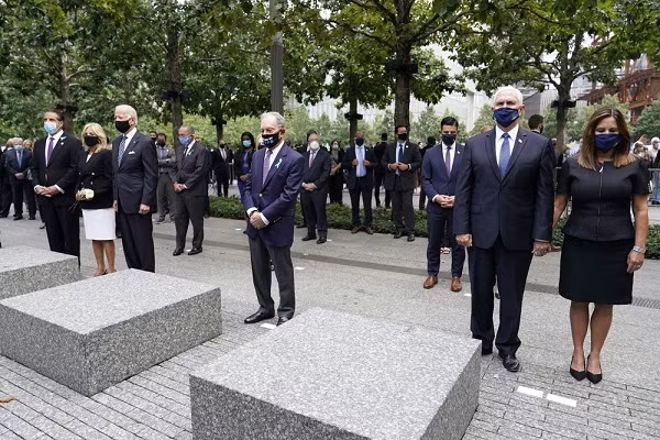 Thống đốc New York Andrew Cuomo, ứng viên tổng thống đảng Dân chủ Joe Biden, cựu thị trưởng New York Mike Bloomberg, Phó tổng thống Mike Pence, dành một phút mặc niệm cho các nạn nhân của sự kiện khủng bố đã làm thay đổi nước Mỹ.