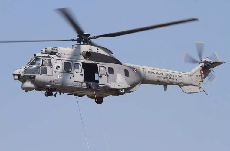 Trực thăng AS532 dài 15,53m, cao 4,92m, trọng lượng cất cánh tối đa 9 tấn, trang bị 2 động cơ tuốc bin trục Turbomeca Makila 1A1 cho tốc độ tối đa 249km/h, tầm bay 573km.
