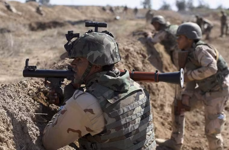 Dù được “thầy Mỹ” huấn luyện nhưng đa số vũ khí cá nhân của Quân đội Iraq vẫn là súng RPG-7, AKM/AK47 do Liên Xô sản xuất.