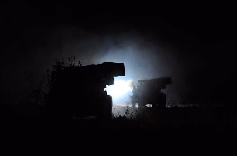 Pháo phản lực Tornado-G bắt đầu khai hỏa trong màn đêm.