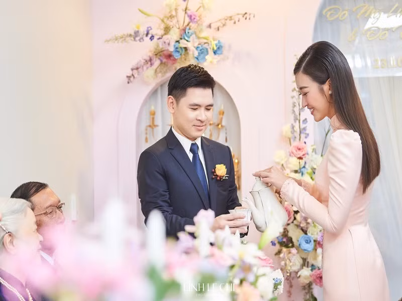 "Được chứng kiến tình yêu đẹp của tụi em từ những ngày đầu tiên, qua những khoảnh khắc đặc biệt nhất, anh thực sự ngưỡng mộ và tự hào", thiếu gia Đỗ Quang Vinh viết.