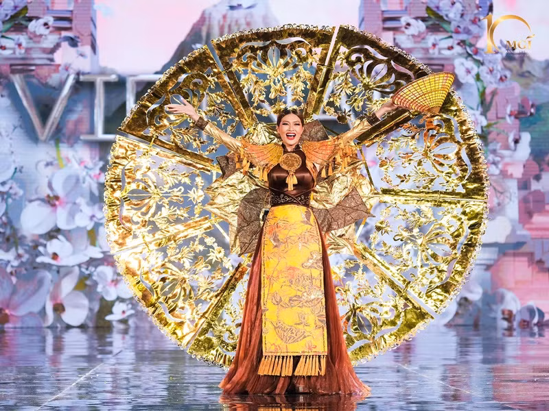 Bộ quốc phục “Trúc chỉ” của đại diện Việt Nam vừa lọt top 4 Best national costume - Trang phục dân tộc đẹp nhất do khán giả bình chọn cùng trang phục của Thái Lan, Ấn Độ và Indonesia. Ảnh: BTC