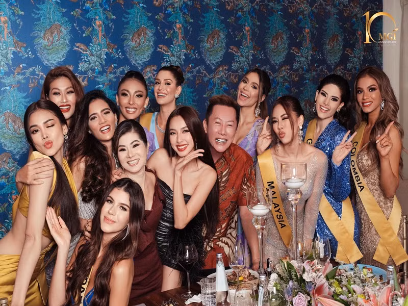 Đại diện Việt Nam cùng các thí sinh trong top 10 có một buổi ăn tối, gặp gỡ Chủ tịch cuộc thi - ông Nawat Itsaragrisil, Phó chủ tịch - bà Teresa Chaivisut và đương kim Hoa hậu Hòa bình Quốc tế - Nguyễn Thúc Thùy Tiên. Ảnh: BTC
