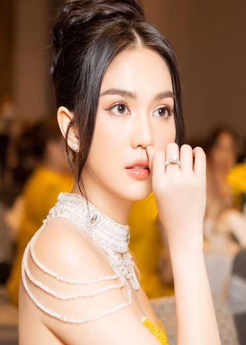 Đời tư của Ngọc Trinh đầy thị phi. Nửa đầu năm 2022, cô bị chỉ trích mặc váy nhái, bị tố "nổ" mua 11ha đất Bảo Lộc. Gần đây, chân dài gốc Trà Vinh tránh được ồn ào.