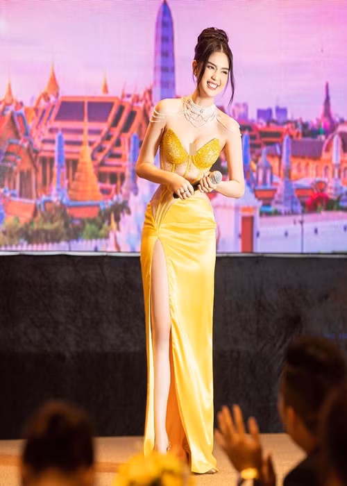 Sự o ép khiến vòng một của Ngọc Trinh trông đầy đặn hơn.