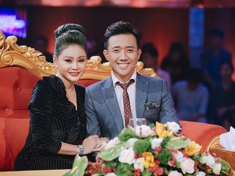 Thần tượng Lê Giang, Trấn Thành hết lòng hỗ trợ đàn chị. Trong cuộc phỏng vấn với Vietnamnet, Lê Giang cho biết, cô rất mang ơn Trấn Thành. Khi mời Lê Giang đóng phim, Trấn Thành luôn trăn trở để xây dựng một nhân vật vừa “đo ni đóng giày”, đồng thời để khán giả có cái nhìn khác về Lê Giang. Nam danh hài còn động viên đàn chị giữa lùm xùm chuyện đời tư bị dư luận chỉ trích vì “nghiện” phẫu thuật thẩm mỹ. Ảnh: Dân Việt