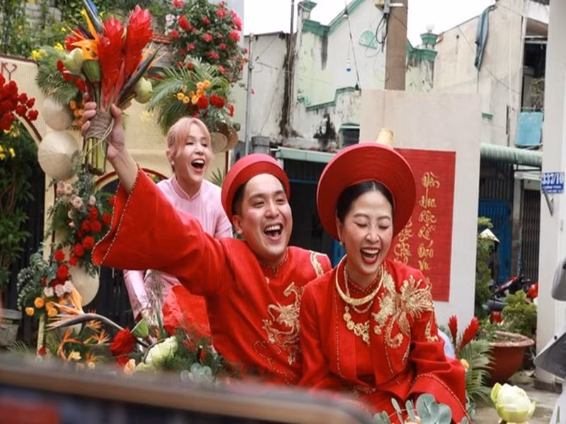 Khả Như vừa đi vừa nói: “Em đạp xích lô chở bạn theo chồng nha cả nhà ơi". Ảnh: Tiền Phong