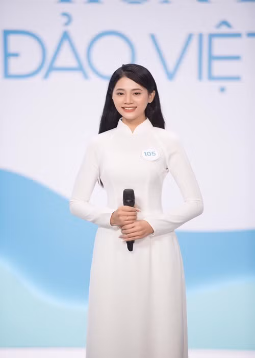 Theo Đại đoàn kết, sau khi đăng quang, Hoa hậu Biển đảo Việt Nam 2022 bày tỏ nguyện vọng được bán đấu giá chiếc vương miện trị giá trên 3,9 tỷ đồng và sẽ dùng 100% số tiền đó để gửi tặng ngư dân, chiến sĩ ở các quần đảo Hoàng Sa, Trường Sa của Việt Nam. Ảnh: FBNV
