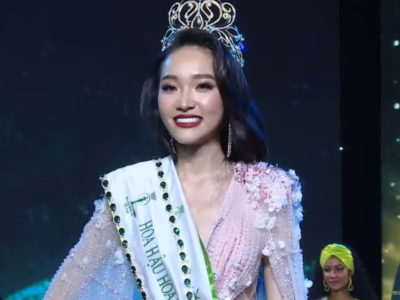 Cũng vào tối ngày 22/10, Phạm Kim Ngân đăng quang Hoa hậu Toàn cầu Việt Nam 2022. Ảnh: Thương hiệu và pháp luật