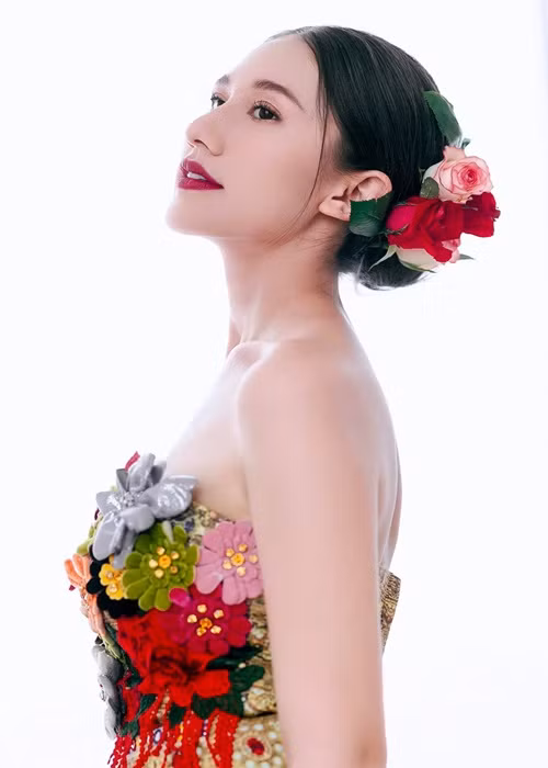 Nguyễn Diana mang trong mình hai dòng máu Việt - Nga. Cha cô là người Việt Nam, làm hướng dẫn viên du lịch, còn mẹ là người Nga, là giáo viên dương cầm.