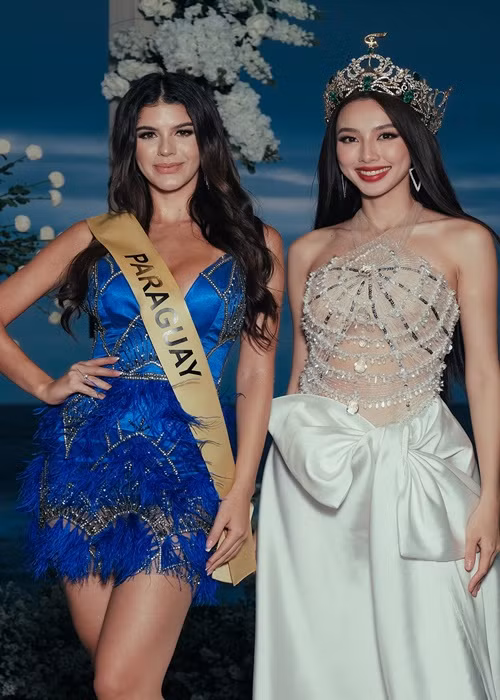 Thùy Tiên trao sash cho từng thí sinh năm nay. Ảnh: Miss Grand International