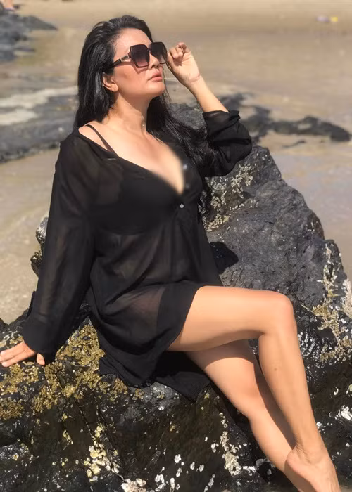 Khi đăng tải ảnh mặc bikini, "nữ hoàng cảnh nóng" Kiều Trinh được một số cư dân mạng khuyên nên mặc "kín cổng cao tường". Nữ diễn viên nhanh chóng đáp trả: "Việc đi tắm biển mặc đồ bơi hết sức bình thường nên các anh làm ơn đừng nhắn tin khuyên tôi mặc kín như Ninja. Vì chúng ta không phải tình nhân cũng không phải vợ chồng. Tôi là mẹ độc thân, làm những điều mình yêu bản thân và yêu cuộc sống hiện tại hơn. Miễn sao không trái thuần phong mỹ tục là được. Chừng nào lên Đà Lạt trời lạnh 16 độ mà tôi diện bikini thì hãy nói đằng này tôi đang đi tắm biển".