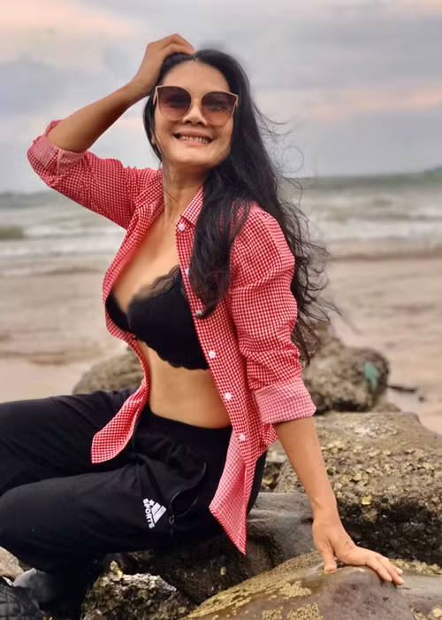 Bà mẹ 3 con thường xuyên ăn mặc gợi cảm khoe ngực đầy.
