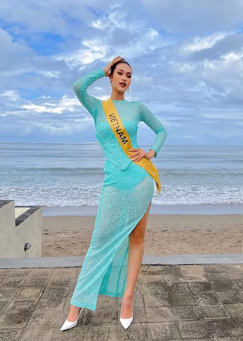 Ở các phần thi trang phục thể thao và trình diễn trang phục truyền thống Indonesia, Thiên Ân bị chê catwalk an toàn, biểu cảm cười thiếu tự nhiên. Ảnh: FBNV