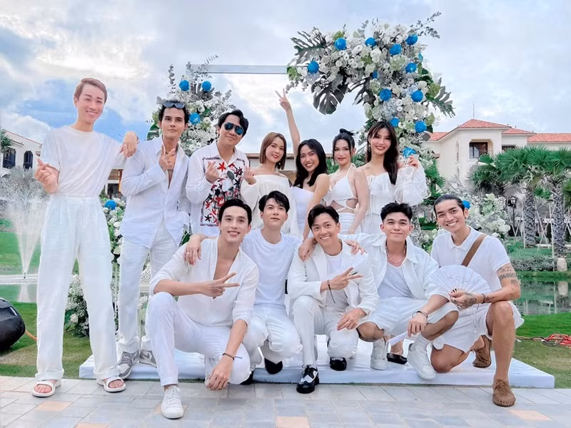 Chiều tối ngày cưới, Diệu Nhi thông qua loa khách sạn đánh thức khách mời bằng một đoạn của ca khúc "Thuyền hoa". Ảnh: Arttimes