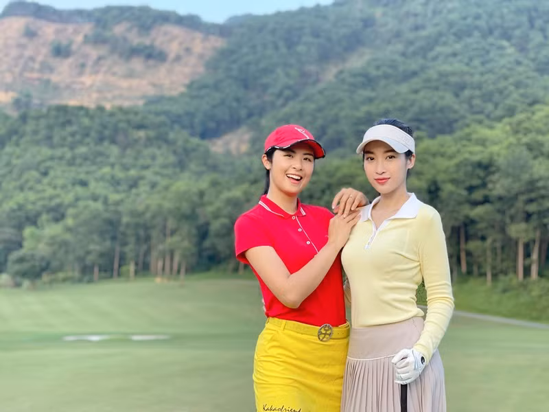 Chia sẻ trên Zing, hai người đẹp cho biết, họ chưa từng giận hờn hay tranh cãi đến mức nghỉ chơi. Ảnh: FBNV