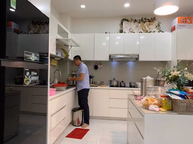 Vy Oanh được ông xã hỗ trợ việc nấu ăn, chăm sóc con cái.