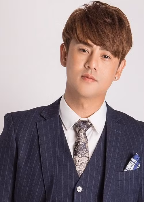 Nói về vợ cũ, nam ca sĩ cho biết, tuy đã chia tay nhưng cả hai vẫn giữ mối quan hệ bạn bè và cô luôn cho anh những lời khuyên đúng đắn vào những lúc tinh thần anh suy sụp nhất.