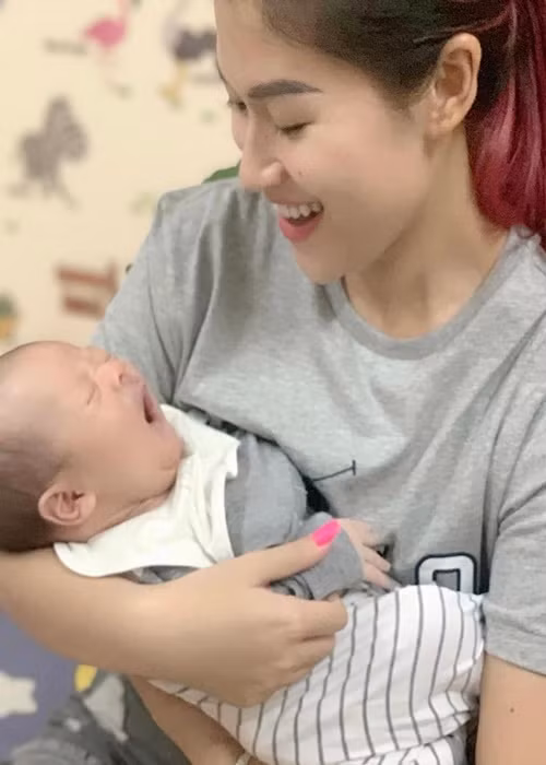Khi Đàm Vĩnh Hưng công khai con trai, Ngọc Thanh Tâm đăng tải hình ảnh bên bé Polo. Loạt ảnh khiến cô bị nghi là mẹ của bé Polo. Nhanh chóng, Ngọc Thanh Tâm phủ nhận: “Tôi còn chưa có người yêu mà sao có con 3 tuổi".