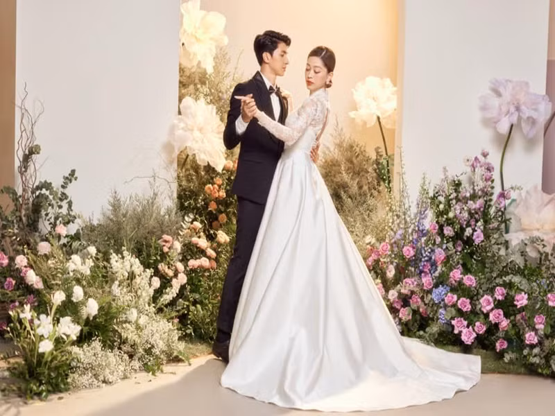 Á hậu Phương Nga đẹp tựa nàng công chúa trong bối cảnh ngập tràn hoa. Ảnh: FBNV