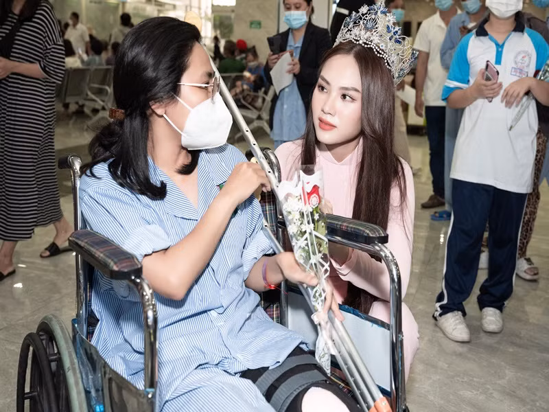 Mai Phương tặng hoa hồng cho các y, bác sĩ nữ, bệnh nhân nữ.
