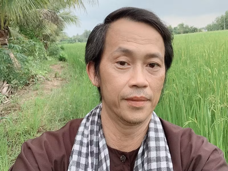 Trước khi ở ẩn vì scandal, Hoài Linh ngồi không cũng dính thị phi. Anh bị tung tin đồn thất thiệt như muốn trở lại showbiz, bị HTV ngưng hợp tác, nợ tiền gỗ xây nhà thờ Tổ nghiệp, vay nợ 5 tỷ đồng. Ảnh: FBNV