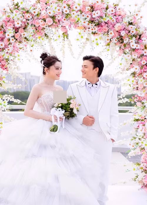 Trợ lý Song Duy đi cùng Lâm Khánh Chi. Anh sẽ chăm sóc nữ ca sĩ chuyển giới trong 2 tháng.