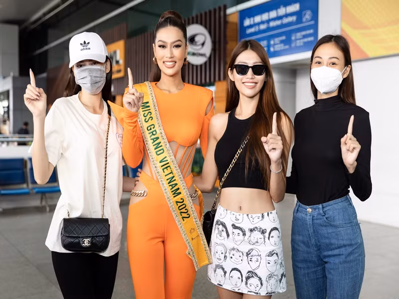 “Bà trùm Hoa hậu” Phạm Kim Dung, Á hậu Ngọc Thảo, Á hậu Quỳnh Châu và Á hậu Tuyết Như ra sân bay tiễn Hoa hậu Thiên Ân. Ảnh: Sen Vàng
