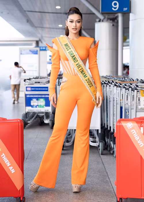 Đoàn Thiên Ân có mặt tại sân bay quốc tế Tân Sơn Nhất vào rạng sáng ngày 4/10 để sang Indonesia tham gia Miss Grand International 2022 - Hoa hậu Hòa bình Quốc tế 2022. Ảnh: Sen Vàng
