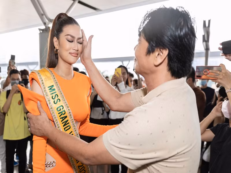 Ba của Thiên Ân cũng dành cho cô lời động viên trước giờ lên đường. Nàng hậu sinh năm 2000 cho biết đây là lần đầu đi nước ngoài và cũng là lần đầu đi máy bay của cô. Ảnh: Sen Vàng