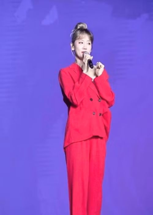 Hari Won vẫn liên tục xuất hiện bởi không thể thay đổi lịch trình làm việc đã định sẵn. Trong ảnh, cô giao lưu với khán giả trong một chương trình diễn ra đầu tháng 8. Ảnh: Saostar