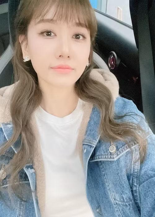 Gần đây, Hari Won đi lại giữa Việt Nam và Hàn Quốc để làm việc. Ảnh: FBNV