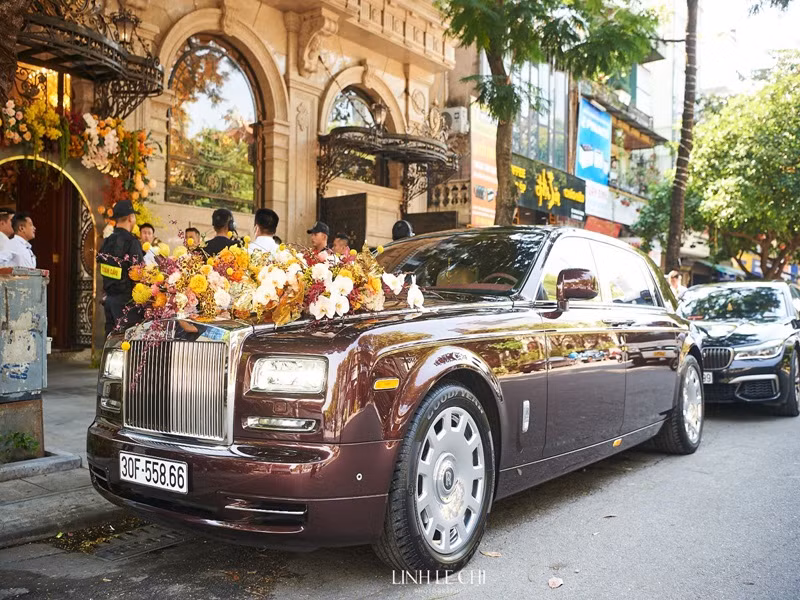 Theo Vietnamnet, Đỗ Mỹ Linh được Đỗ Vinh Quang rước dâu bằng xe Rolls-Royce Phantom 83 tỷ của bố chú rể - bầu Hiển. Ảnh: Lê Chí Linh