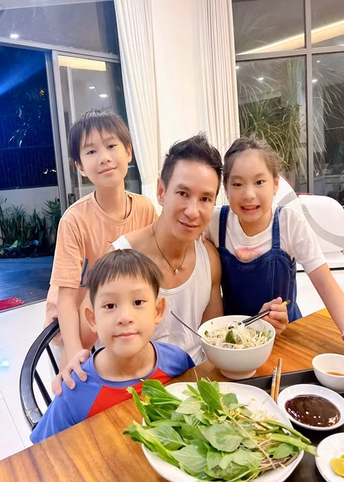 Lý Hải chia sẻ chuyện học chăm con: “Vợ tôi là người rất thông minh và chăm con khéo léo nên cũng hướng dẫn cho tôi nhiều. Thêm vào đó, mình phải học từ các bác sĩ, đọc sách để có thêm kiến thức và kỹ năng”. Ảnh: FBNV