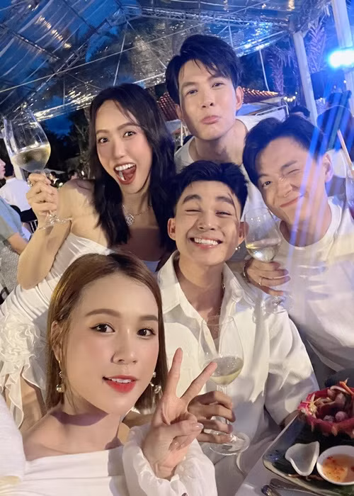 Diệu Nhi cho biết, đây là bữa tiệc ấm cúng nên không có kịch bản và MC. Vợ chồng nữ diễn viên tự dẫn dắt chương trình. Ảnh: FB Sam