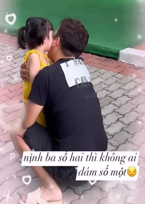 Nam diễn viên mặc áo phông, quần short jean, đi dép tổ ong khi đi đón con gái ở trường học.