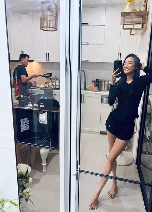 Ở nhà, ông xã Nhã Phương hay vào bếp nấu ăn cho vợ con.