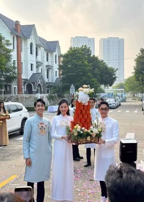 Dàn phù dâu của Phương Nga gồm: Hoa hậu Đỗ Thị Hà, Hoa hậu Đỗ Mỹ Linh, Á hậu Kiều Loan, Á hậu Phương Anh. Ảnh: Bảo vệ công lý