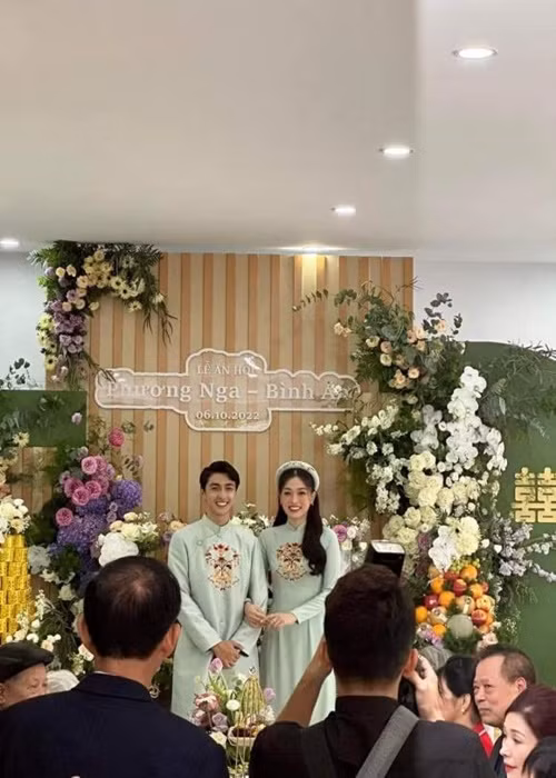 Dan hau xinh dep lam phu dau cho Phuong Nga trong le an hoi
