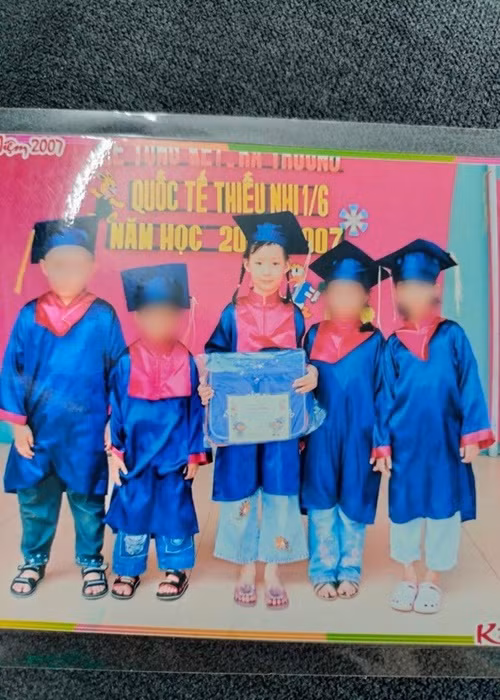 Từ nhỏ, Bảo Ngọc đã cao hơn các bạn đồng trang lứa. Chia sẻ với Dân Trí, bố Bảo Ngọc cho biết: "Từ lúc Ngọc còn nhỏ, gia đình đã rất quan ngại về vấn đề chiều cao. Cháu cao vượt trội so với bạn bè. Thỉnh thoảng, Ngọc cũng bị các bạn trêu chọc vì cao quá nên có thời gian cháu rất tự ti, ngại ngùng, ít tiếp xúc với mọi người". Ảnh: Vietnamnet