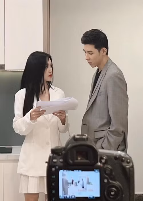 Sĩ Thanh cho biết, cô và Trung Huy chỉ đang tham gia một dự án phim truyền hình mới tên “Giấc mộng đêm hè”. Nữ diễn viên chia sẻ hình ảnh và clip ngắn ghi lại cảnh cả hai đang kết hợp ăn ý trong một cảnh quay. Ảnh: Bảo vệ công lý
