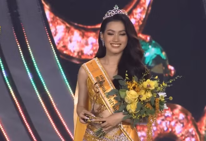 Doan Thien An dang quang Hoa hau Hoa binh Viet Nam 2022-Hinh-4
