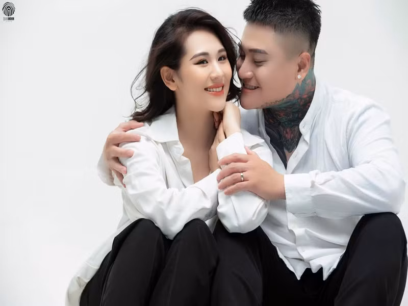 Phương Anh là người vợ thứ hai của Vũ Duy Khánh. Cô sinh năm 1999, kém chồng 10 tuổi.